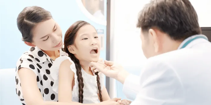 子供の歯を検査する歯科医師